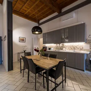Duallook Apartment